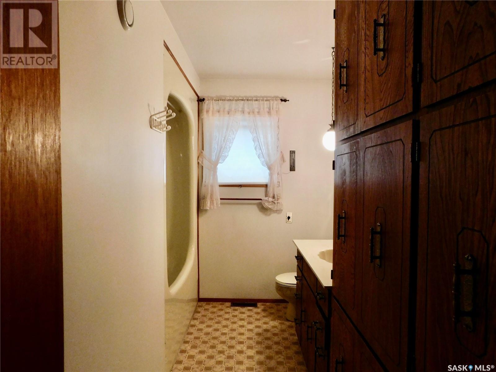 217 5th Avenue E, Assiniboia, Saskatchewan  S0H 0B0 - Photo 18 - SK014076