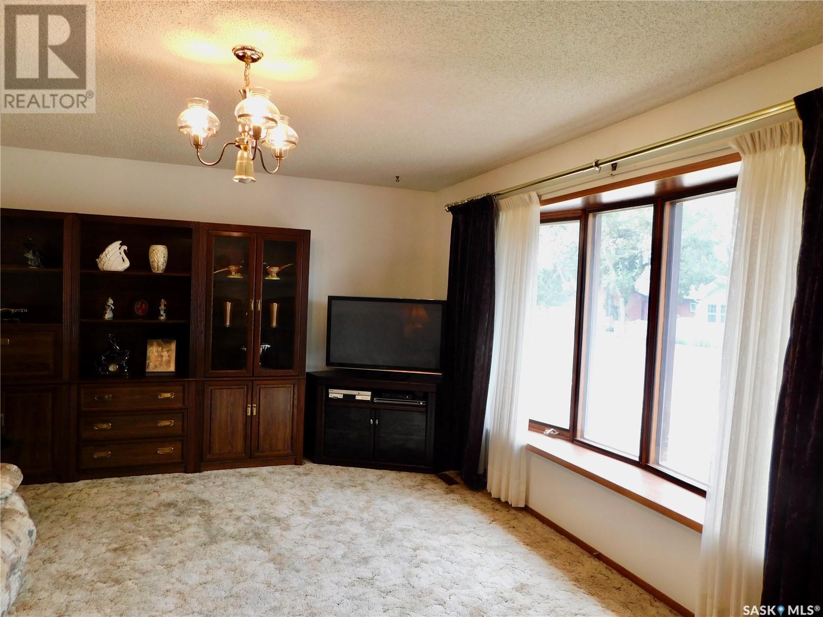 217 5th Avenue E, Assiniboia, Saskatchewan  S0H 0B0 - Photo 10 - SK014076