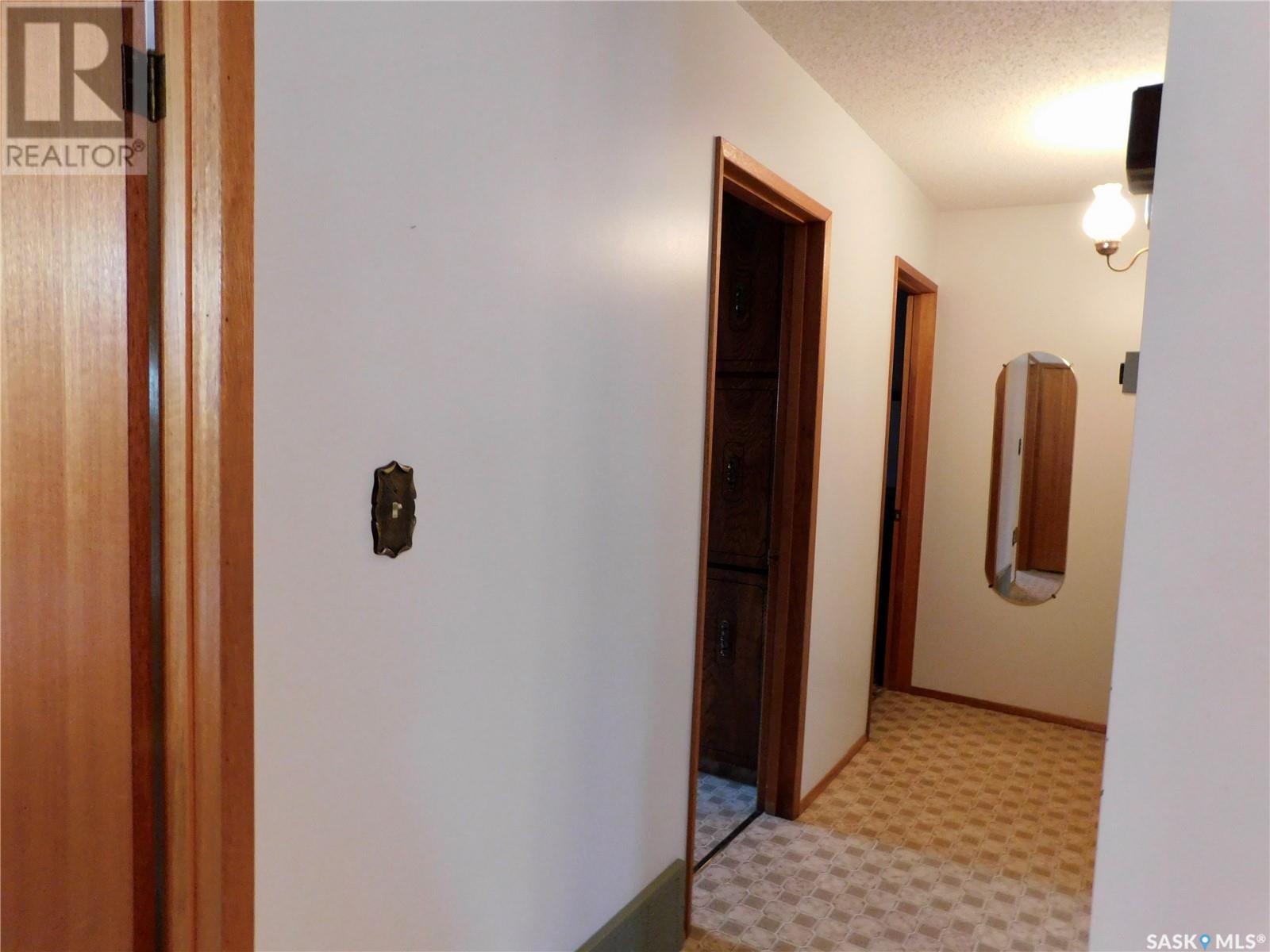 217 5th Avenue E, Assiniboia, Saskatchewan  S0H 0B0 - Photo 13 - SK014076