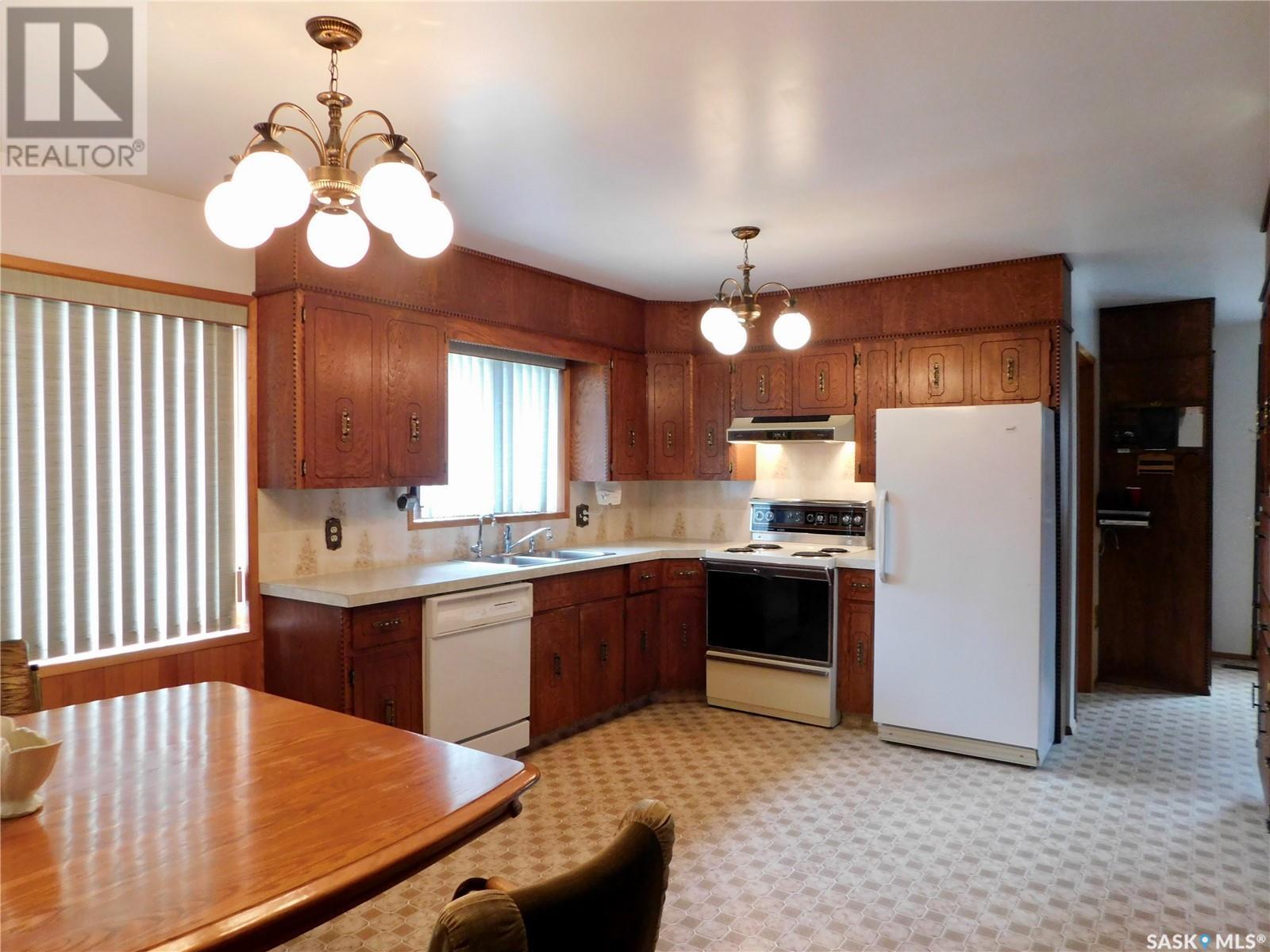 217 5th Avenue E, Assiniboia, Saskatchewan  S0H 0B0 - Photo 8 - SK014076