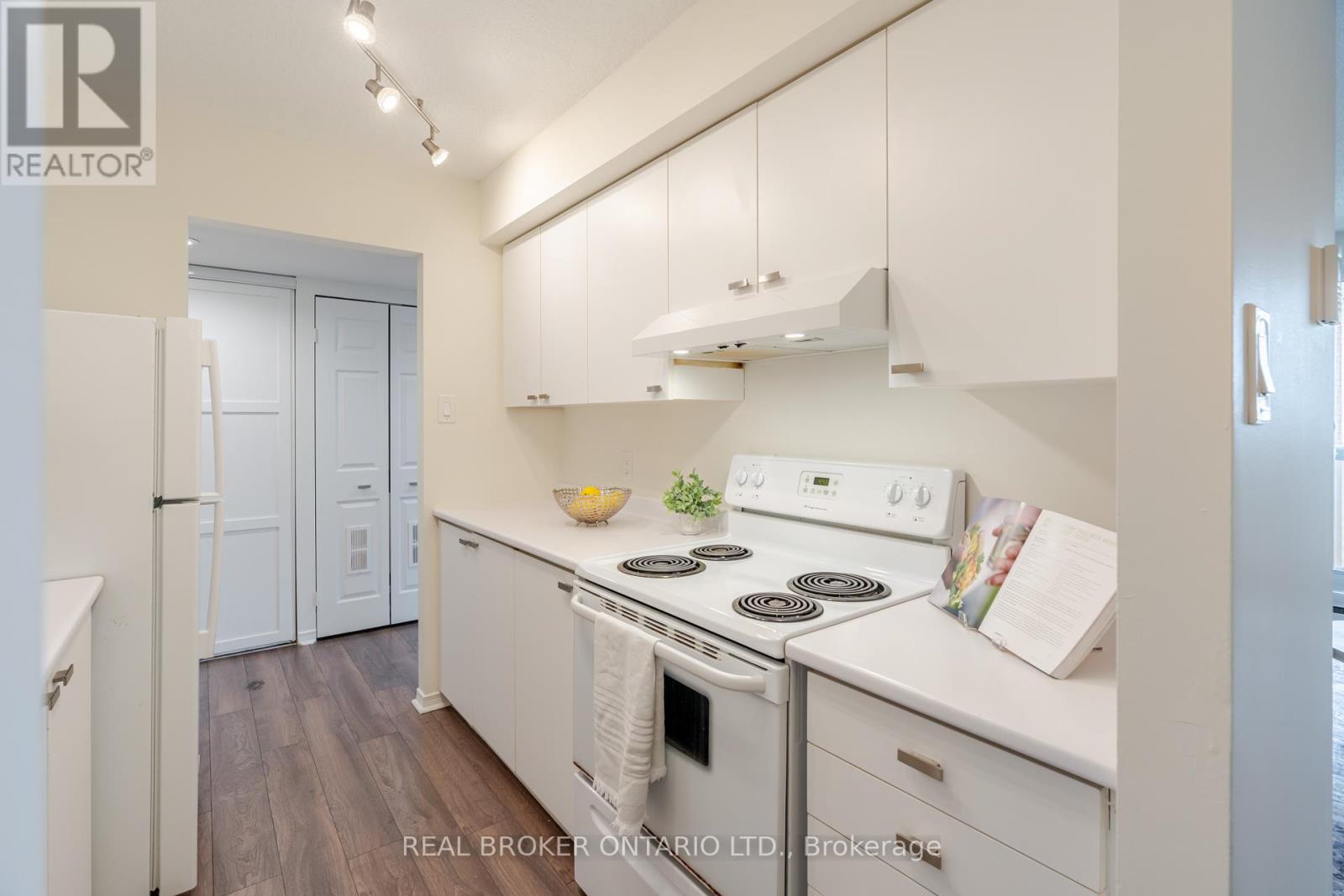 906 - 199 Kent Street, Ottawa, Ontario  K2P 2K8 - Photo 6 - X12314223