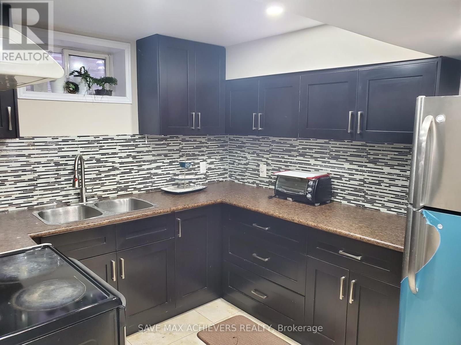 7 Adam Street, Brampton, Ontario  L6Z 2S4 - Photo 2 - W12314273