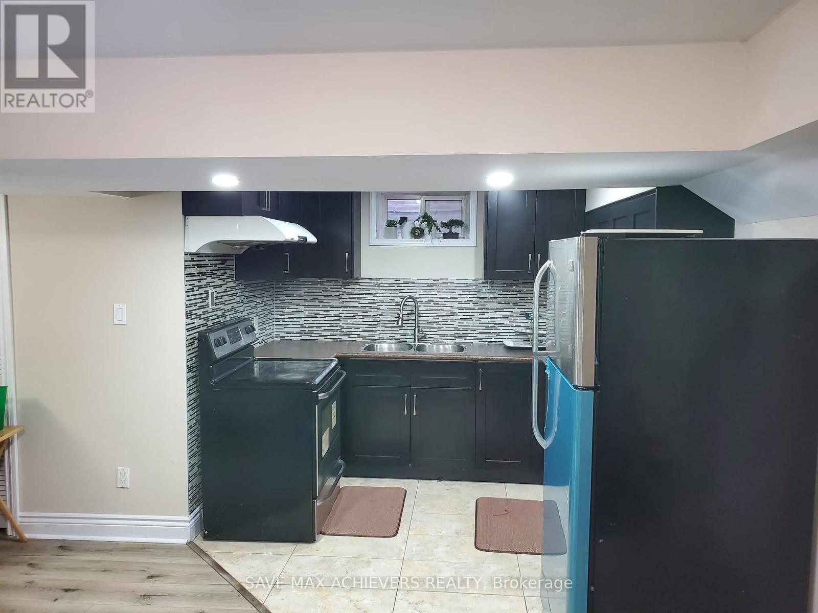 7 Adam Street, Brampton, Ontario  L6Z 2S4 - Photo 3 - W12314273