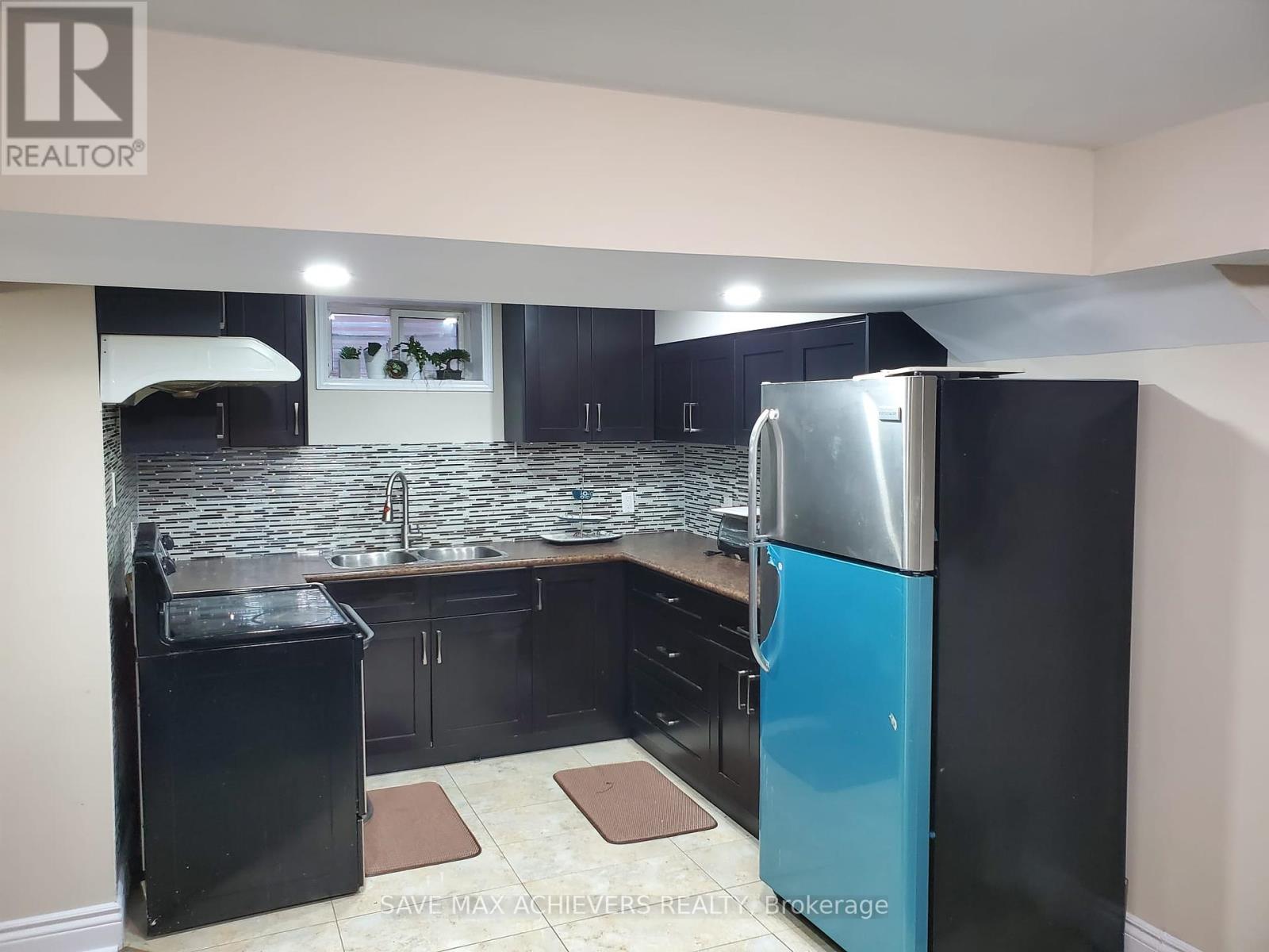 7 Adam Street, Brampton, Ontario  L6Z 2S4 - Photo 4 - W12314273