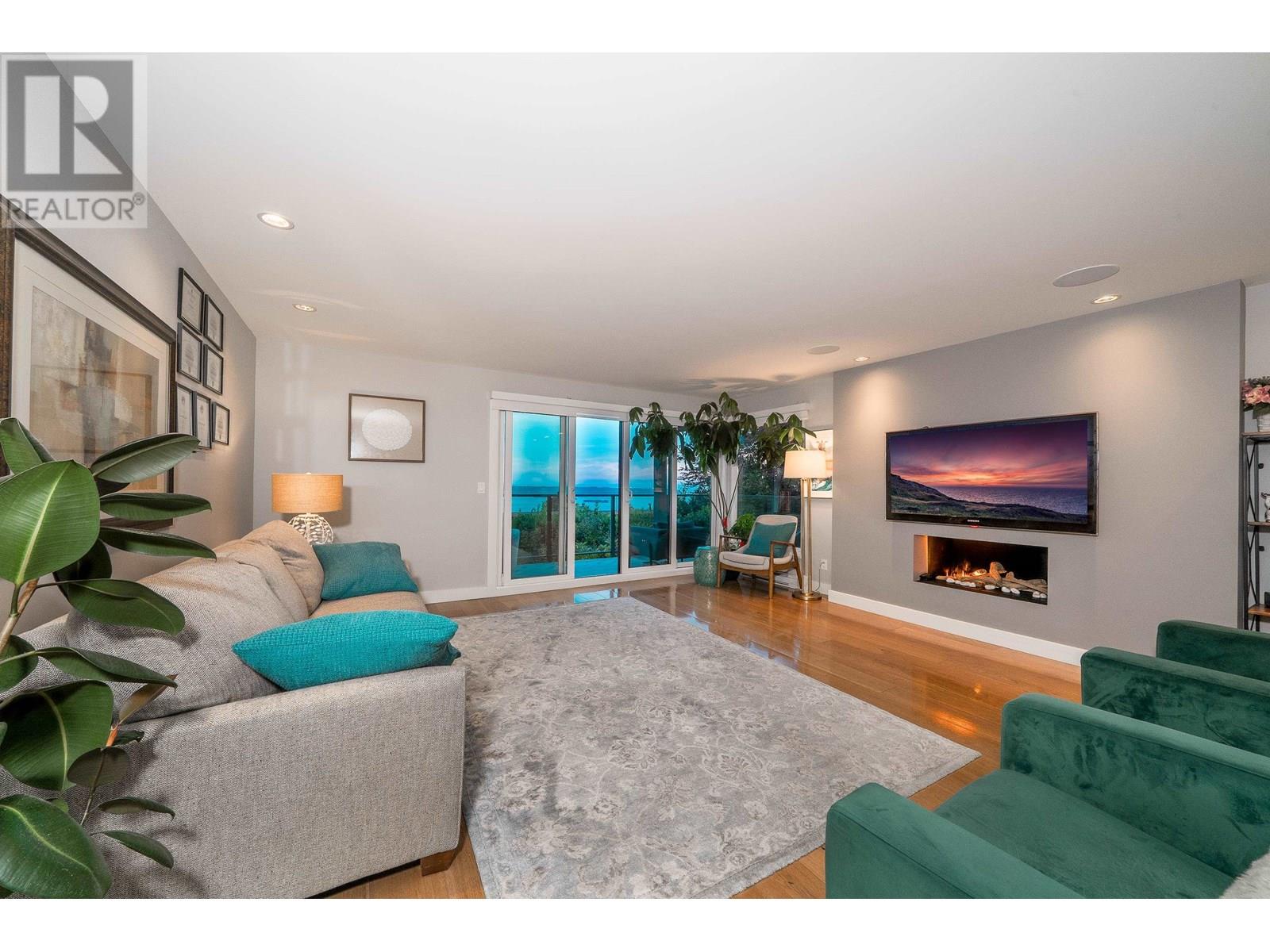 Property at 18 2214 FOLKESTONE WAY image 4