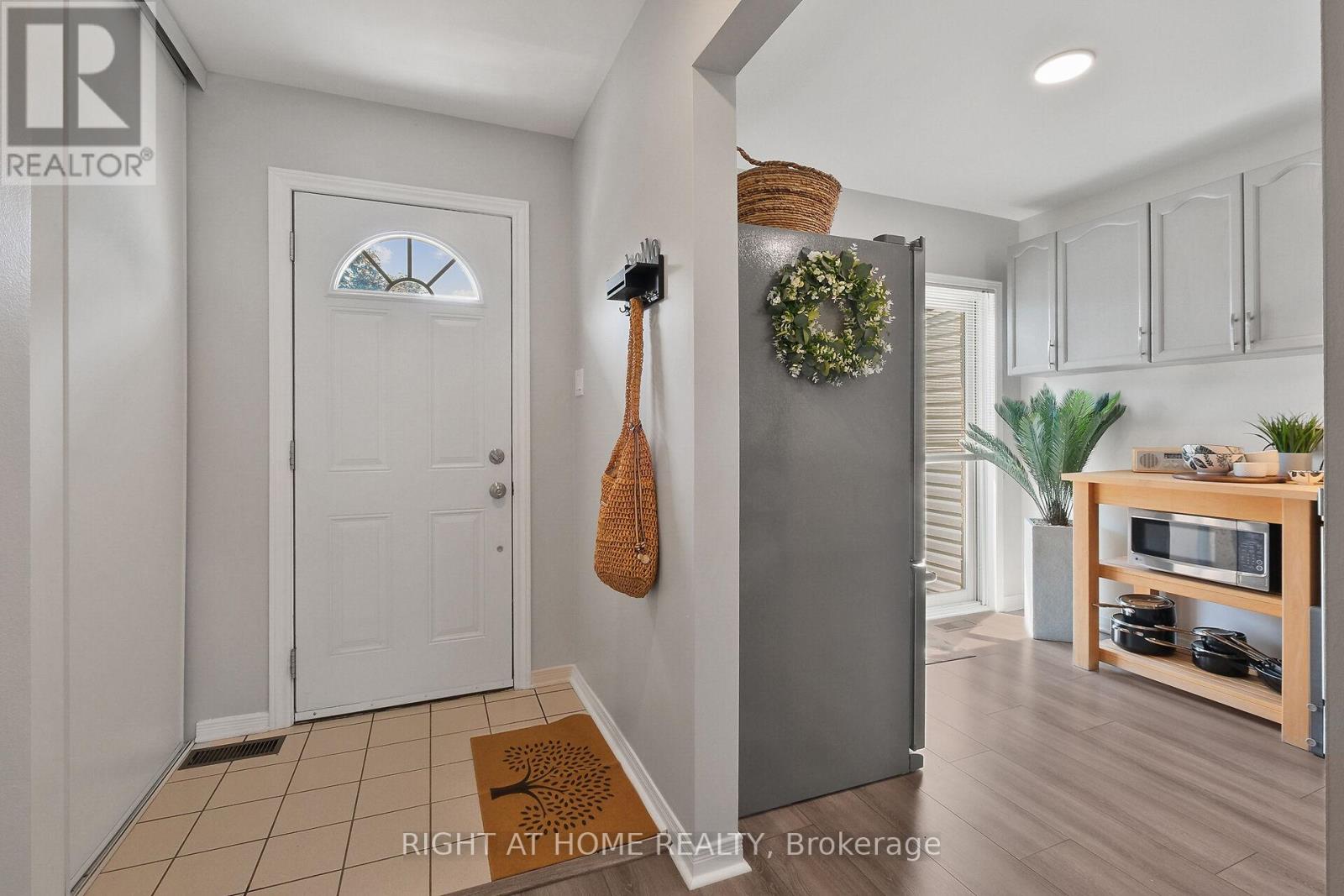 85 Thornbury Crescent, Ottawa, Ontario  K2G 6C4 - Photo 4 - X12314354