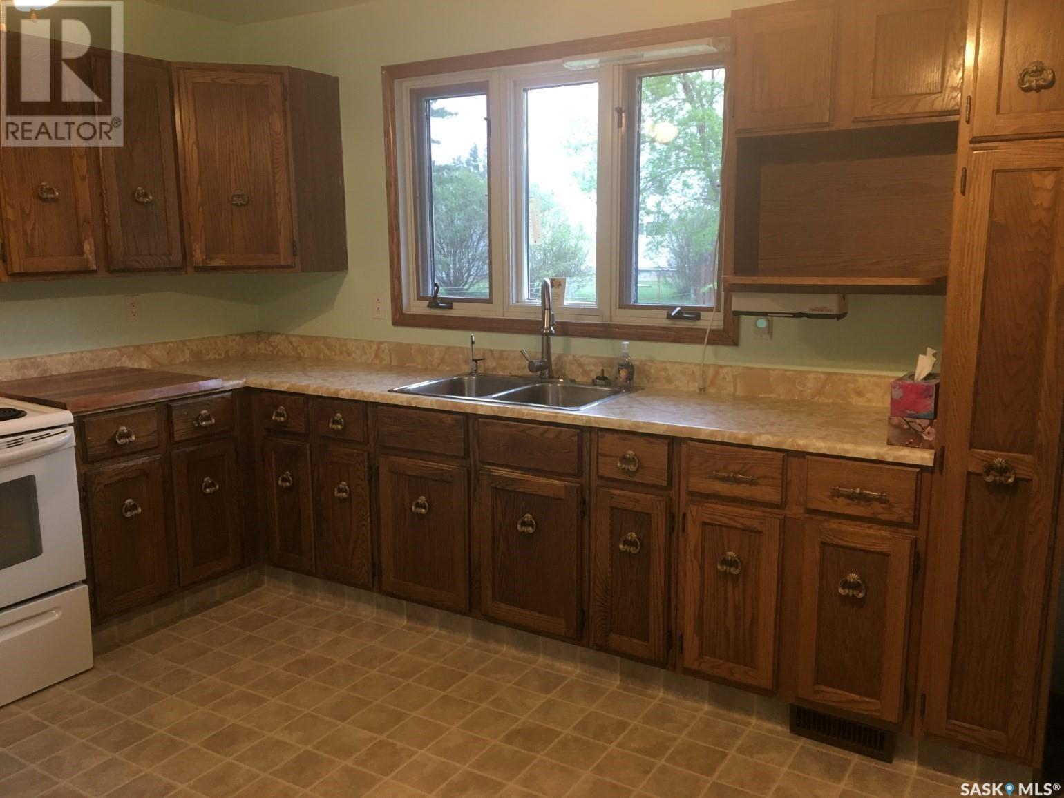 836 Peters Avenue, Oxbow, Saskatchewan  S0C 2B0 - Photo 5 - SK014152