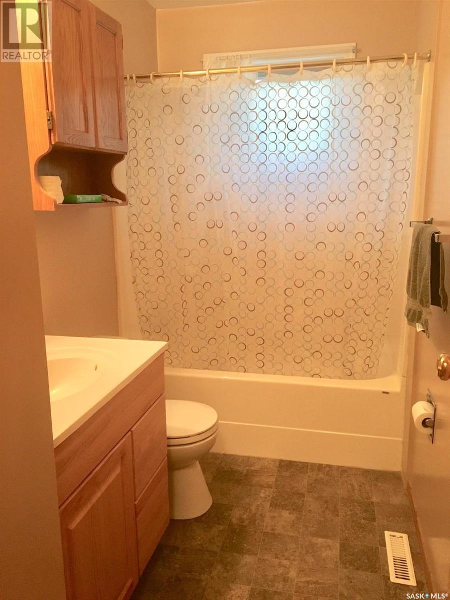 836 Peters Avenue, Oxbow, Saskatchewan  S0C 2B0 - Photo 9 - SK014152