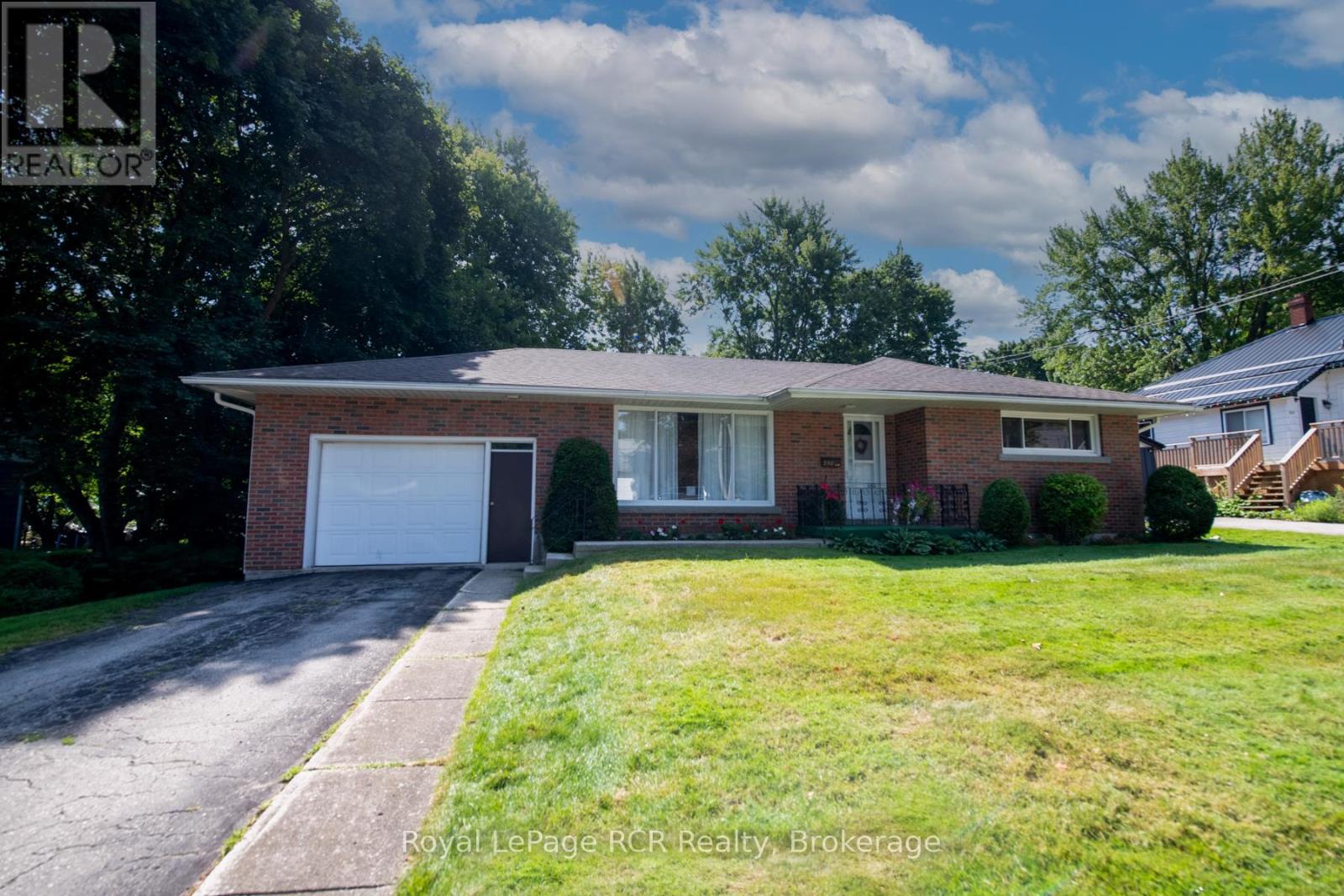 258 Birmingham Street W, Wellington North (Mount Forest), Ontario  N0G 2L1 - Photo 1 - X12314655