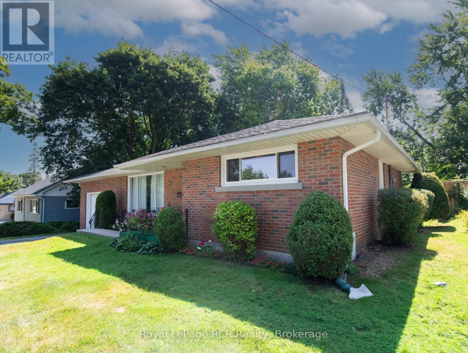 258 Birmingham Street W, Wellington North (Mount Forest), Ontario  N0G 2L1 - Photo 5 - X12314655