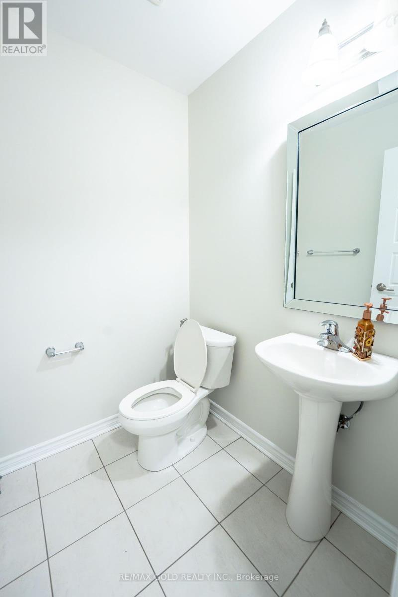 8 Metro Crescent, Brampton, Ontario  L7A 4P2 - Photo 18 - W12314662