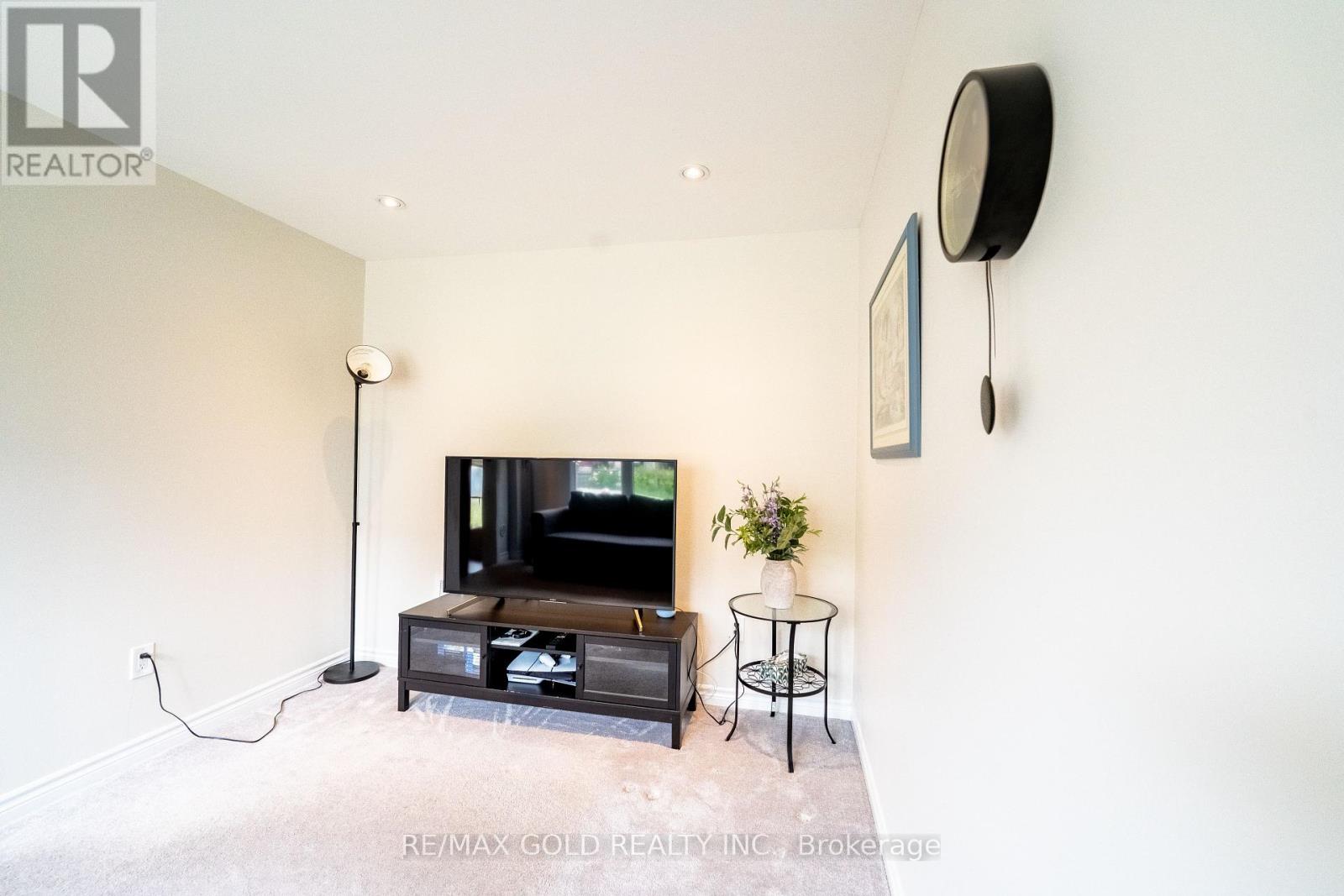 8 Metro Crescent, Brampton, Ontario  L7A 4P2 - Photo 7 - W12314662