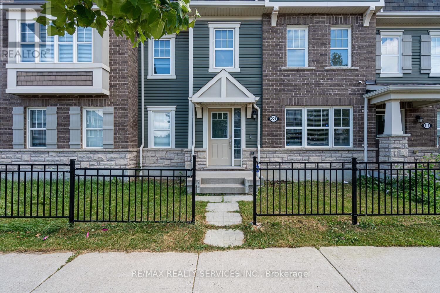 221 Remembrance Road E, Brampton, Ontario  L7A 4P1 - Photo 5 - W12314698