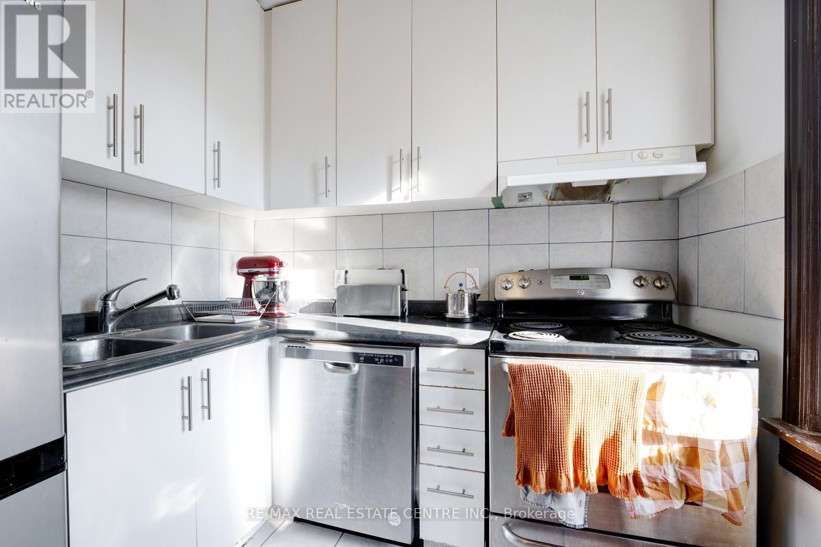 270 Clinton Street, Toronto (Palmerston-Little Italy), Ontario  M6G 2Y6 - Photo 8 - C12314780
