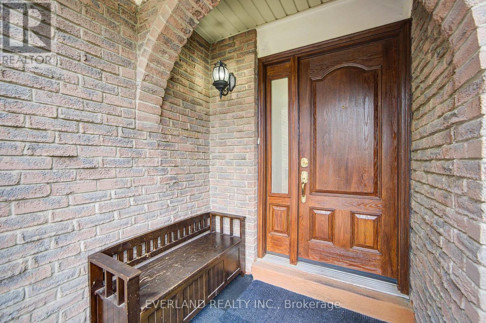 Property at 33 KENNALEY CRESCENT image 3