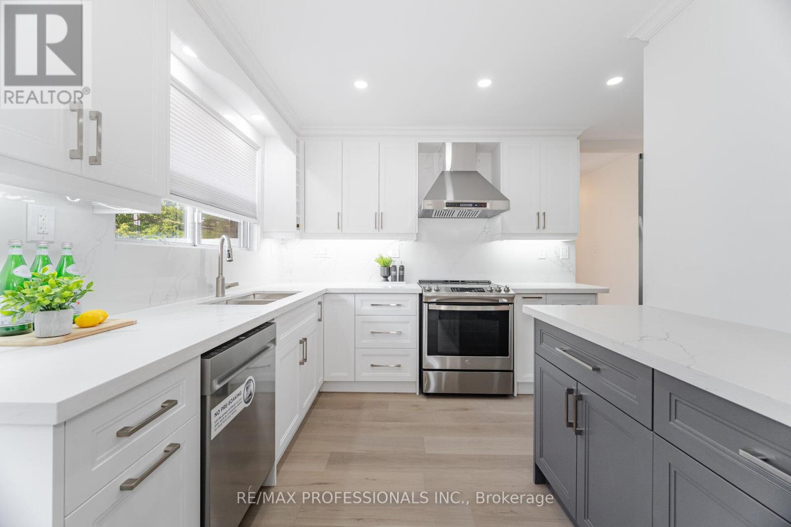 718 Royal York Road, Toronto, Ontario  M8Y 2T5 - Photo 15 - W12314896