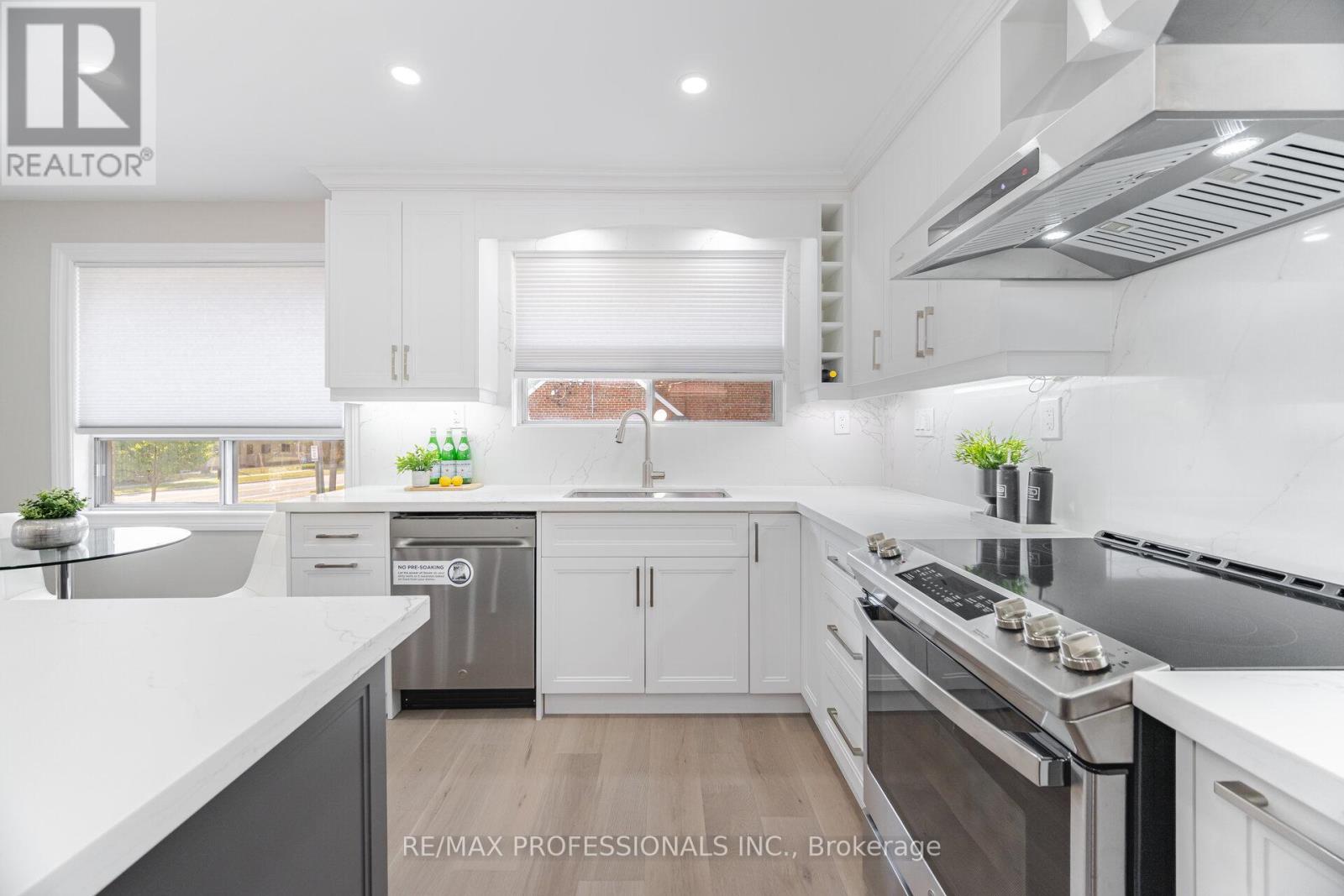 718 Royal York Road, Toronto, Ontario  M8Y 2T5 - Photo 17 - W12314896