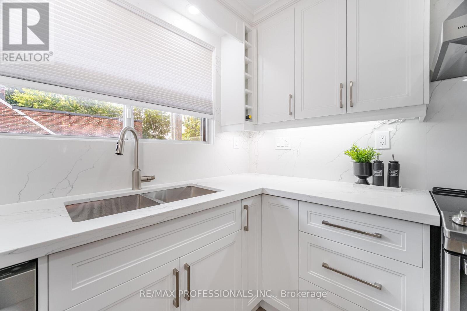 718 Royal York Road, Toronto, Ontario  M8Y 2T5 - Photo 18 - W12314896