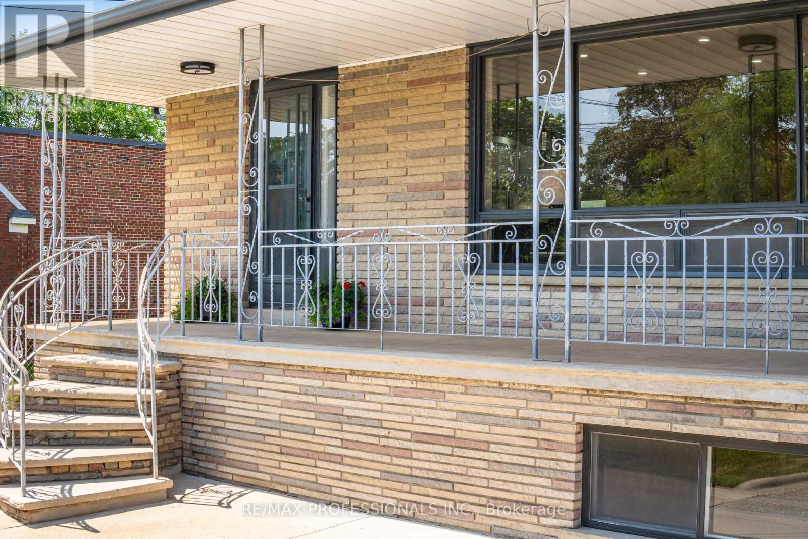 Property at 718 ROYAL YORK ROAD image 2
