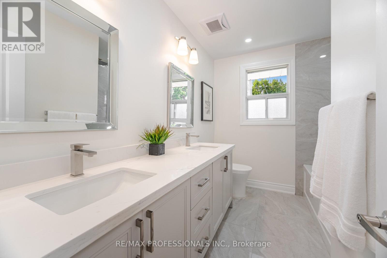 718 Royal York Road, Toronto (Stonegate-Queensway), Ontario  M8Y 2T5 - Photo 30 - W12314896