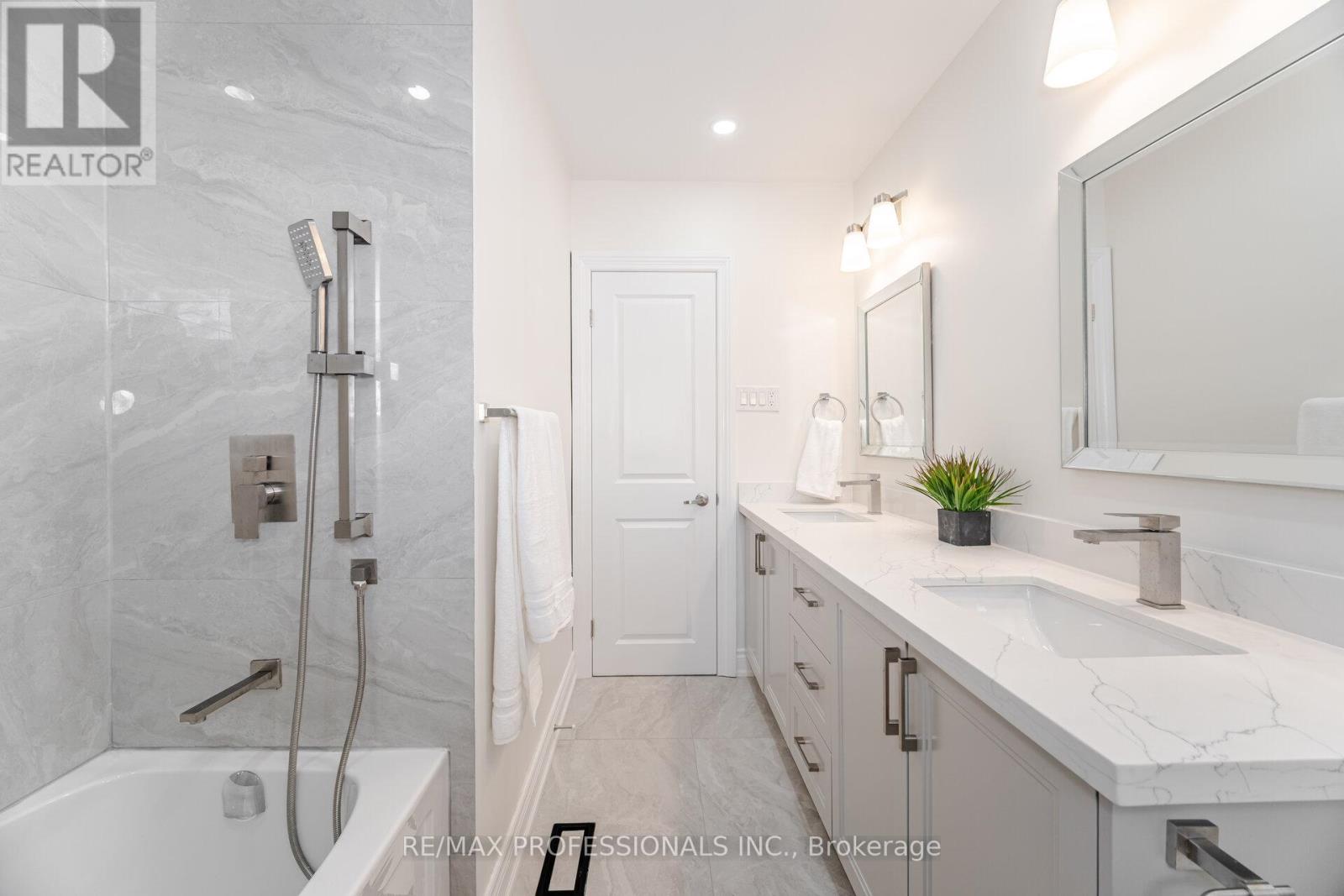 718 Royal York Road, Toronto (Stonegate-Queensway), Ontario  M8Y 2T5 - Photo 32 - W12314896