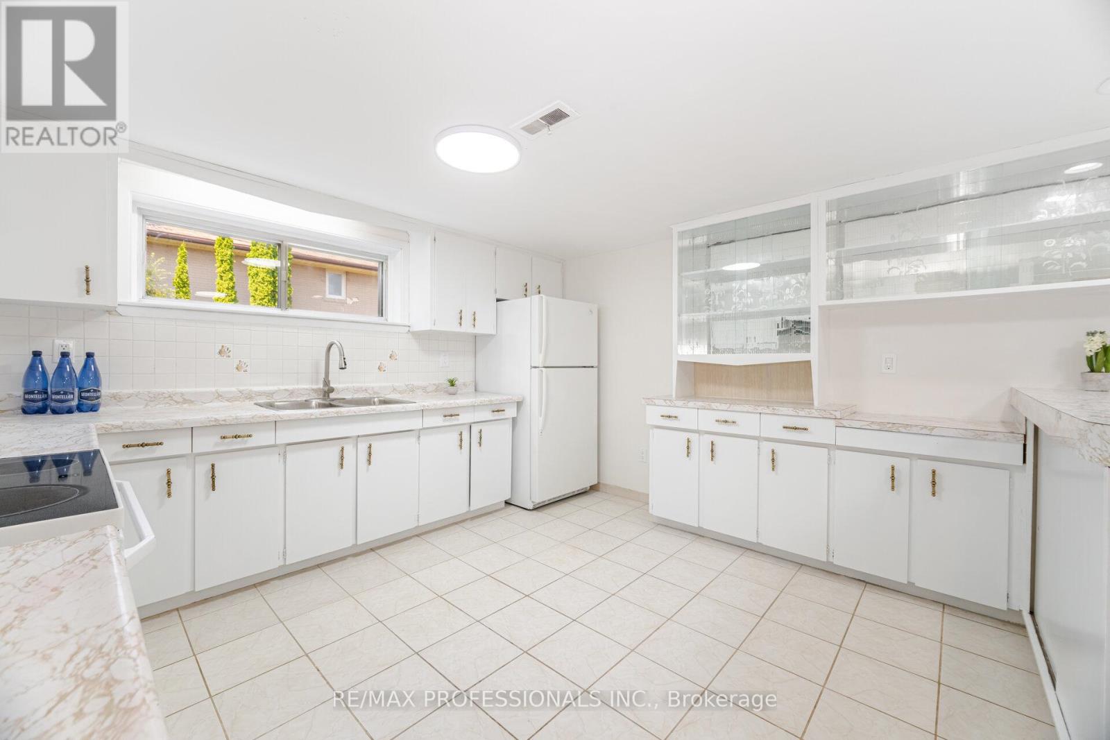 718 Royal York Road, Toronto (Stonegate-Queensway), Ontario  M8Y 2T5 - Photo 34 - W12314896