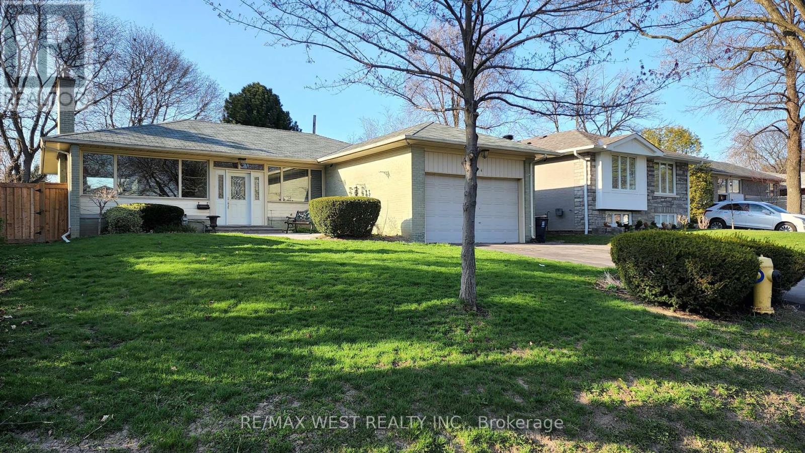 114 Prince George Drive, Toronto, Ontario  M9B 2X8 - Photo 2 - W12314958
