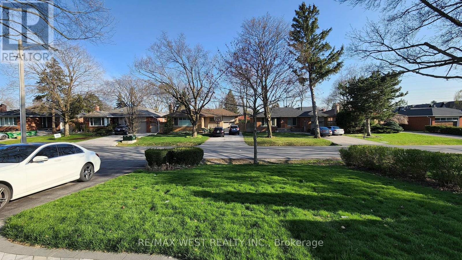 114 Prince George Drive, Toronto, Ontario  M9B 2X8 - Photo 3 - W12314958