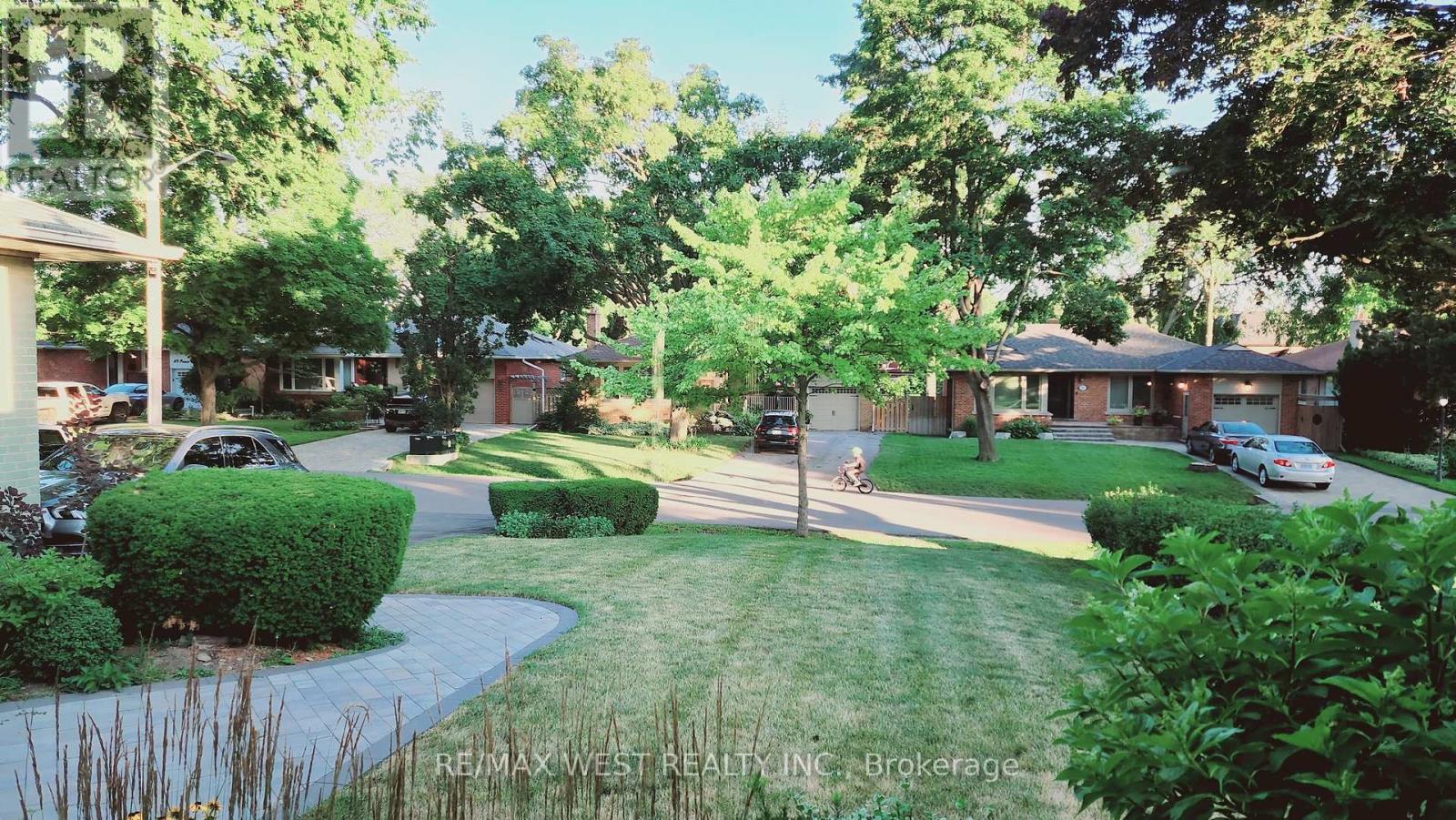 114 Prince George Drive, Toronto, Ontario  M9B 2X8 - Photo 4 - W12314958
