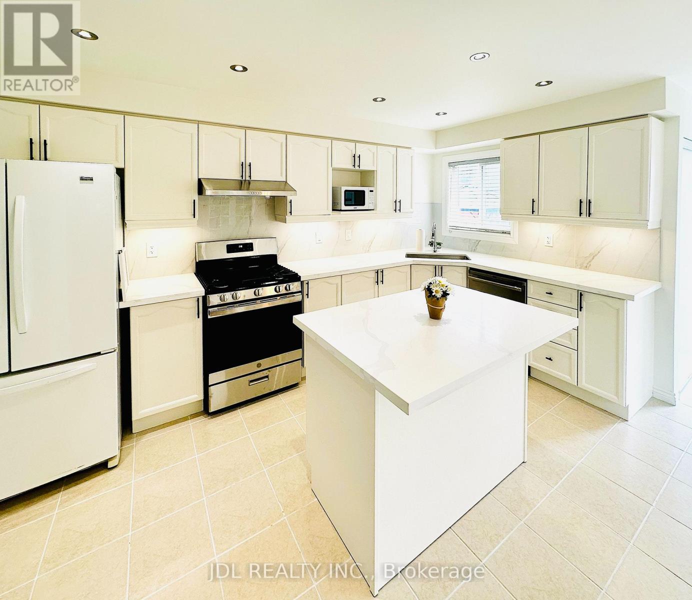 Property at 124 GAS LAMP LANE image 4