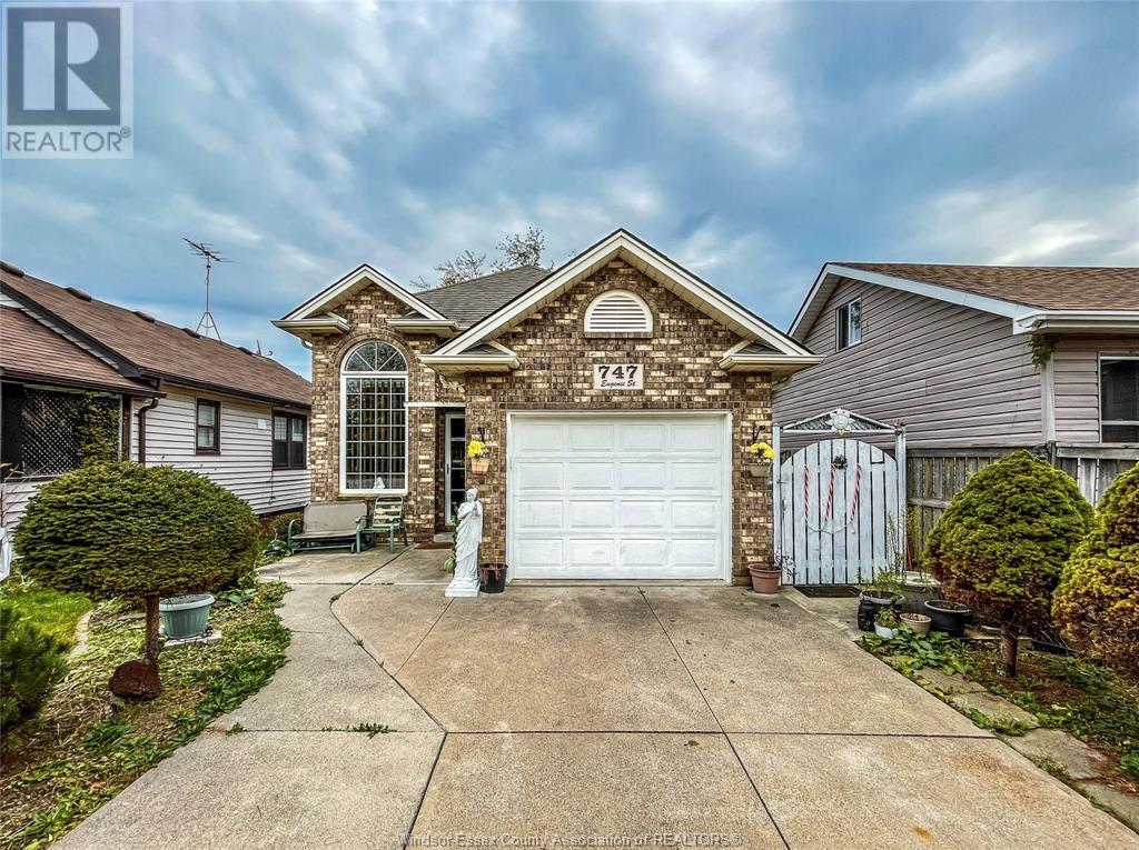 Property at 747 EUGENIE image 3