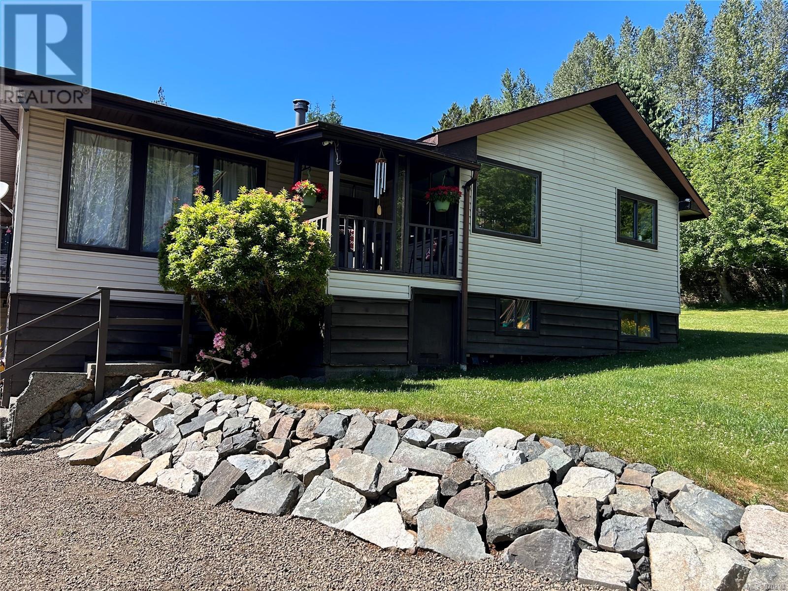 973 Island Hwy, Sayward, British Columbia  V0P 1R0 - Photo 4 - 970298