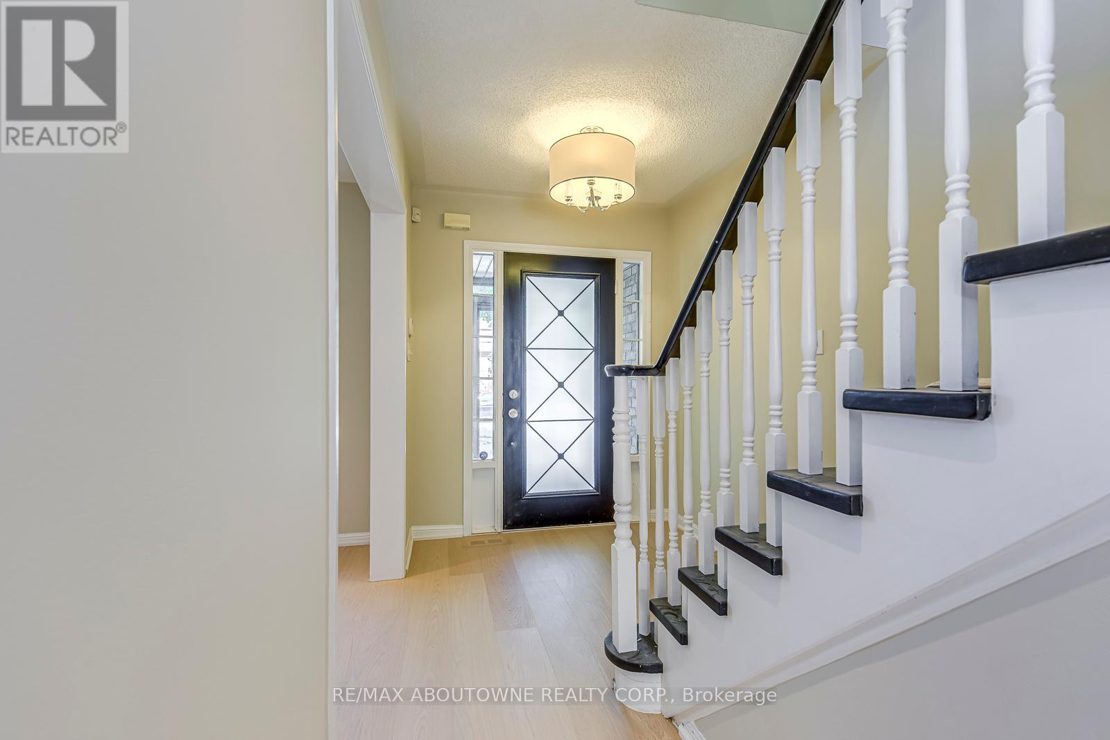 3037 Abernathy Way, Oakville, Ontario  L6M 5C1 - Photo 6 - W12315051