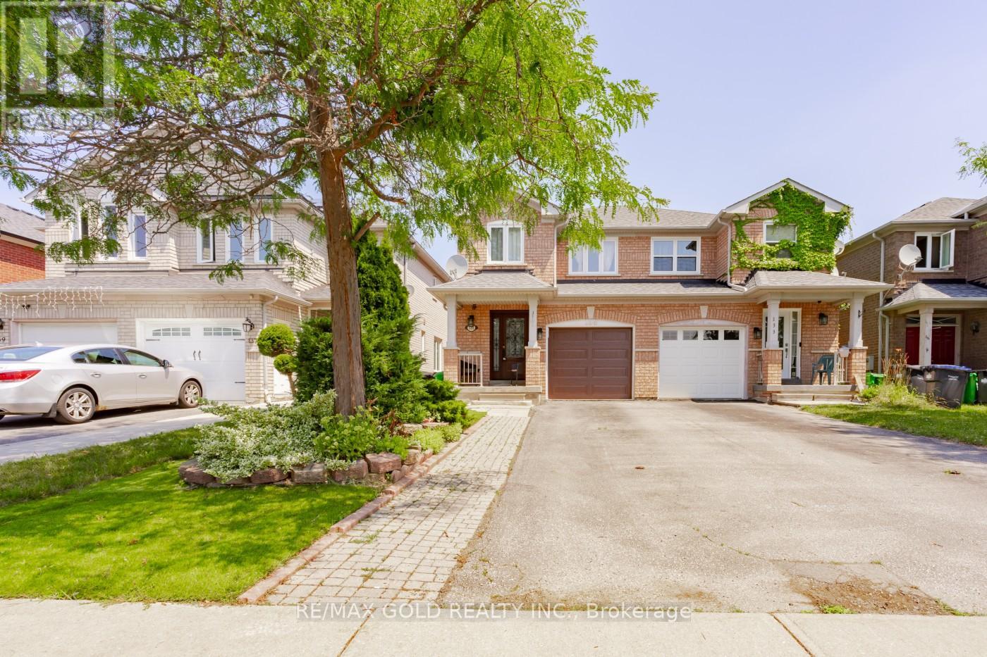 Property at 135 MORNINGMIST STREET image 1