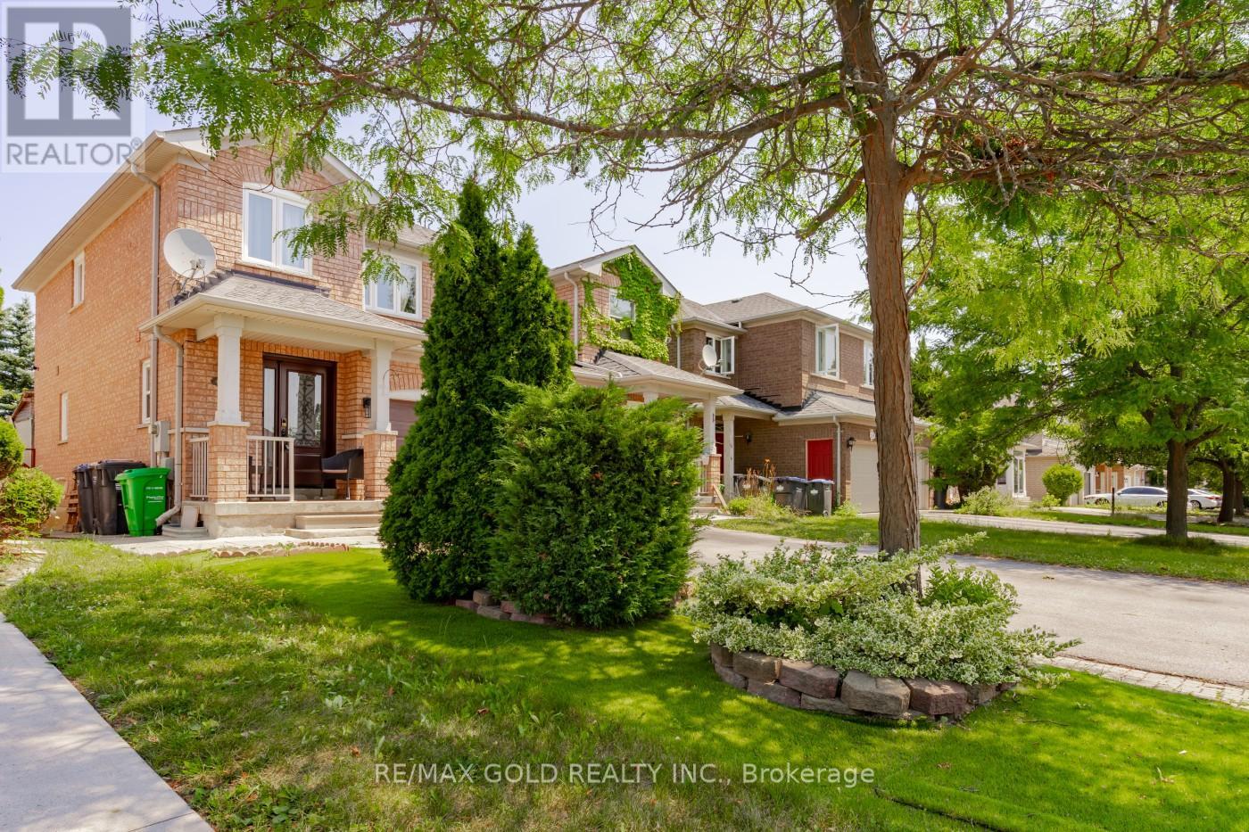Property at 135 MORNINGMIST STREET image 3