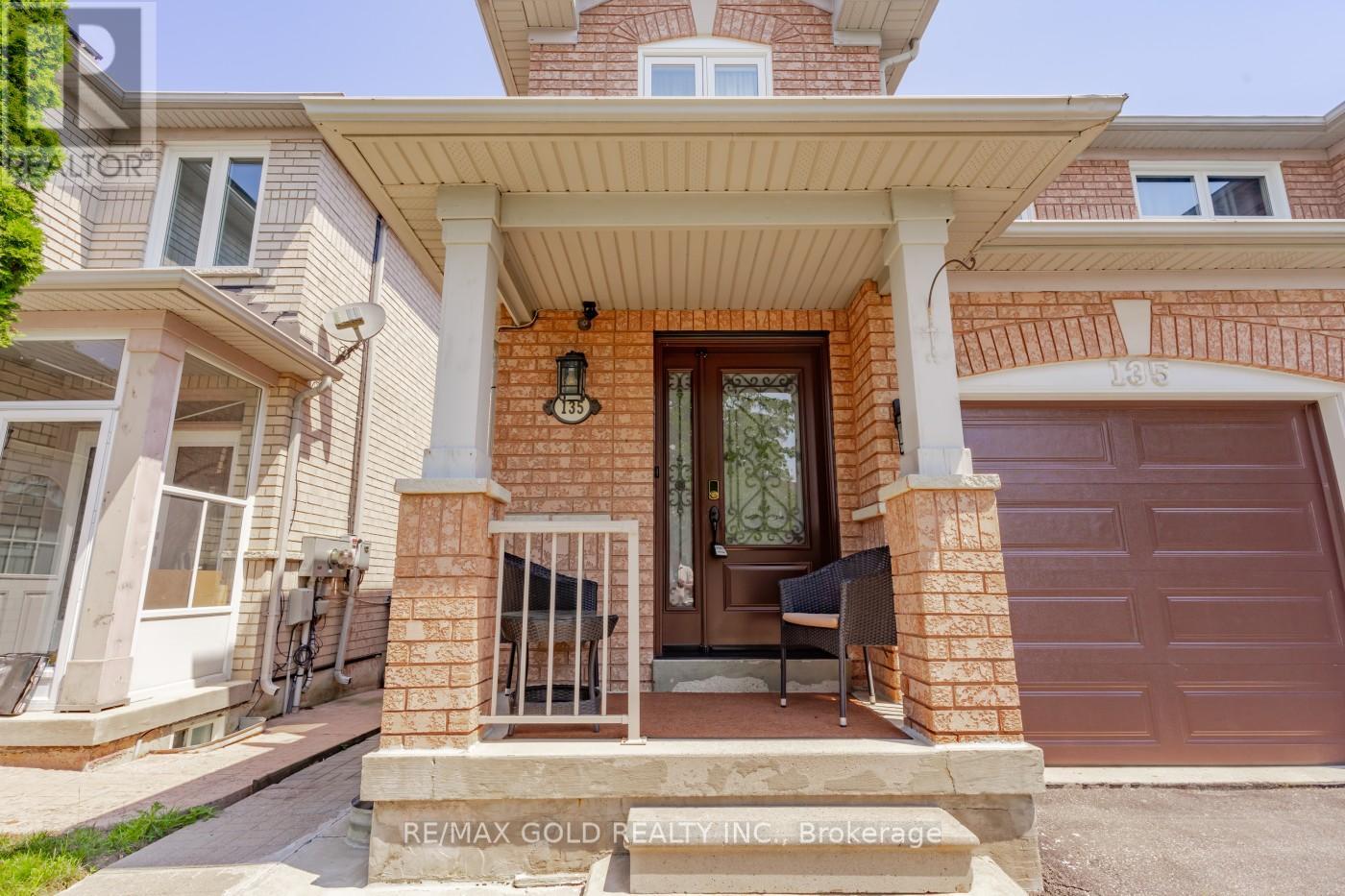Property at 135 MORNINGMIST STREET image 4