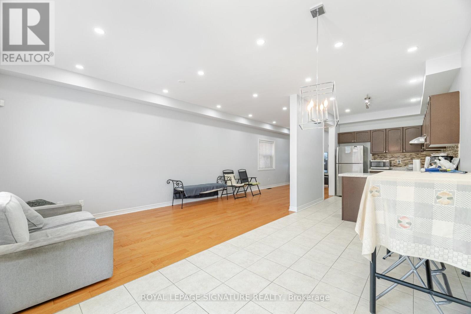 443 Comiskey Crescent, Mississauga, Ontario  L5W 0C7 - Photo 15 - W12315232