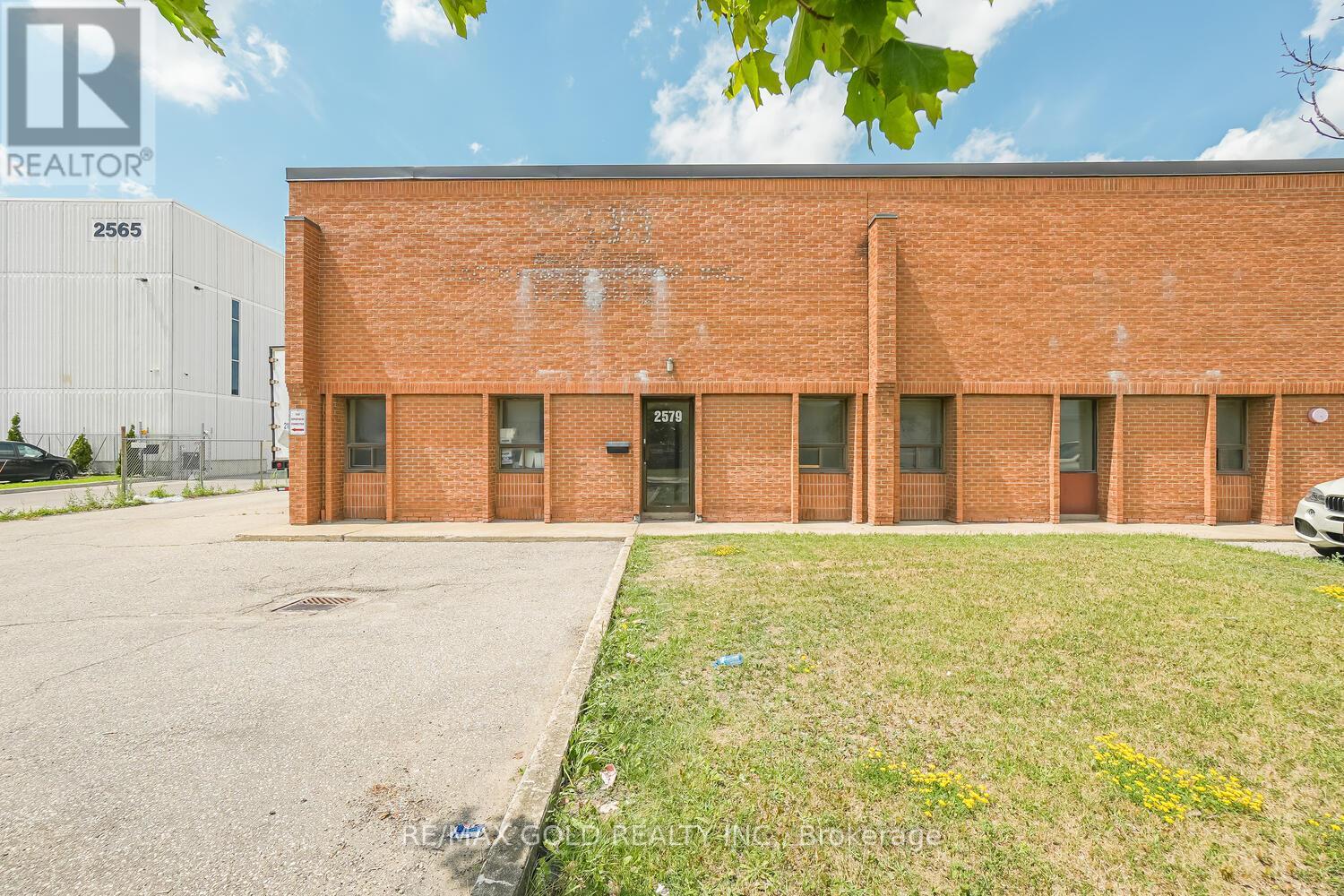 2579 Rena Road, Mississauga, Ontario  L4T 1G6 - Photo 2 - W12288346