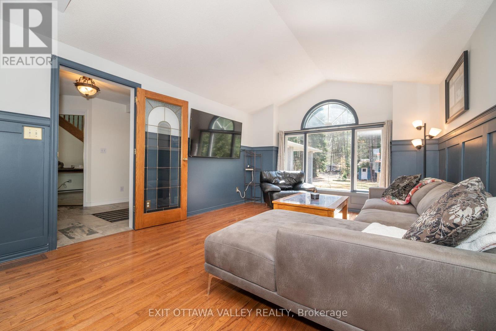 10 Ryans Camp Lane, Laurentian Hills, Ontario  K0J 1P0 - Photo 4 - X12315460