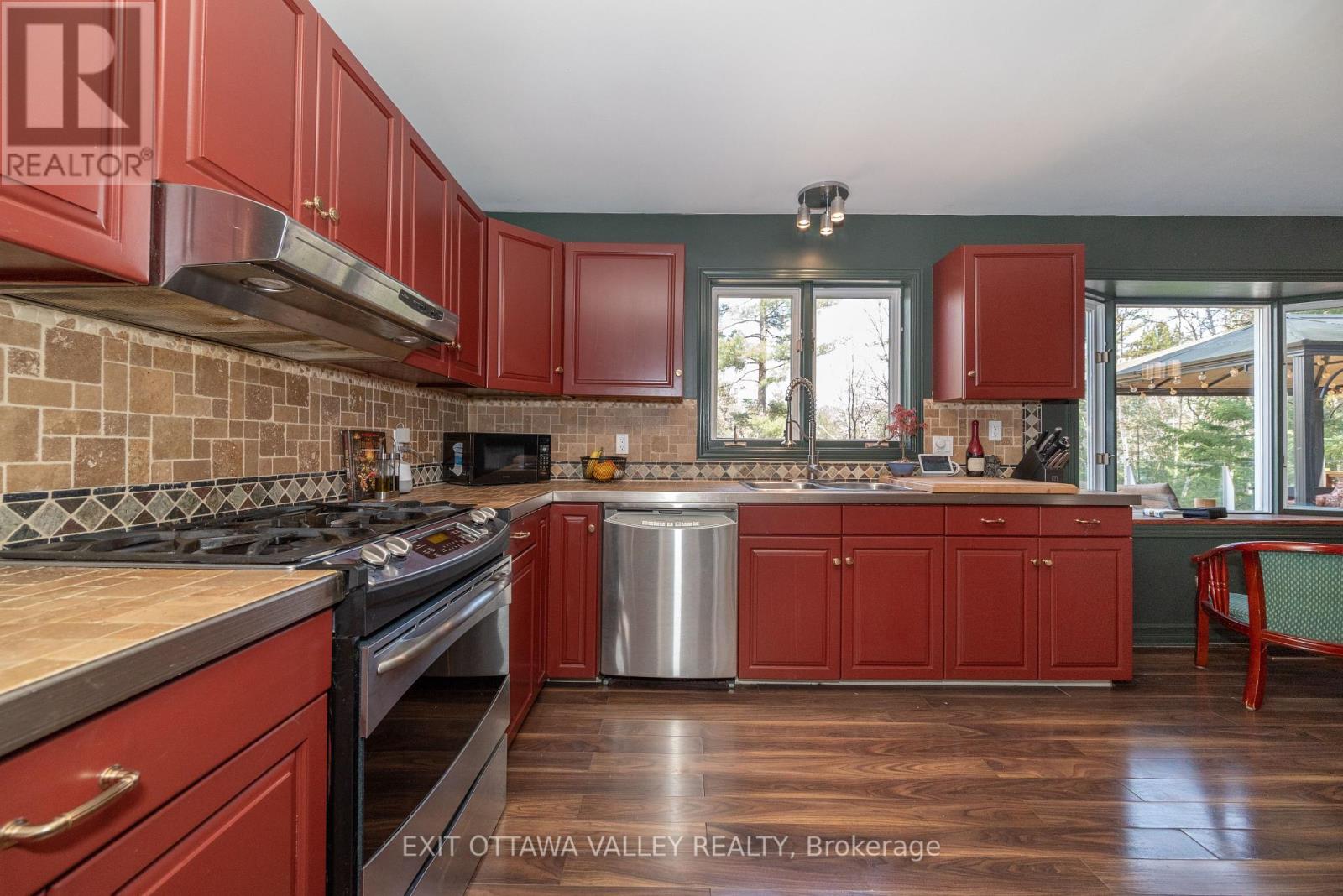 10 Ryans Camp Lane, Laurentian Hills, Ontario  K0J 1P0 - Photo 8 - X12315460