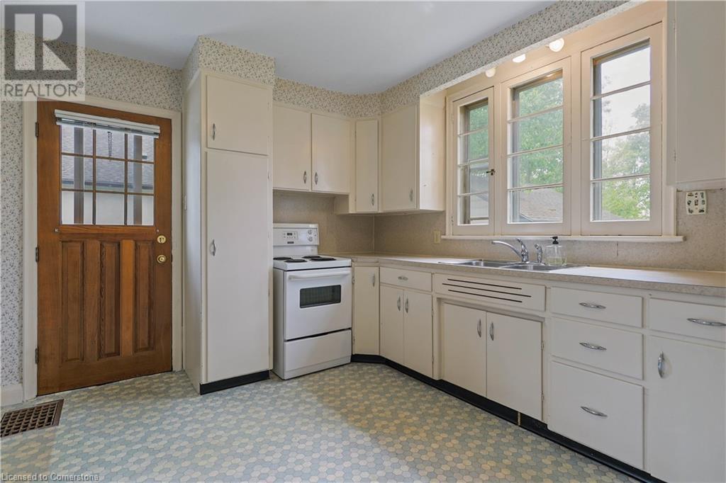 Property at 668 HARVEST Road image 5