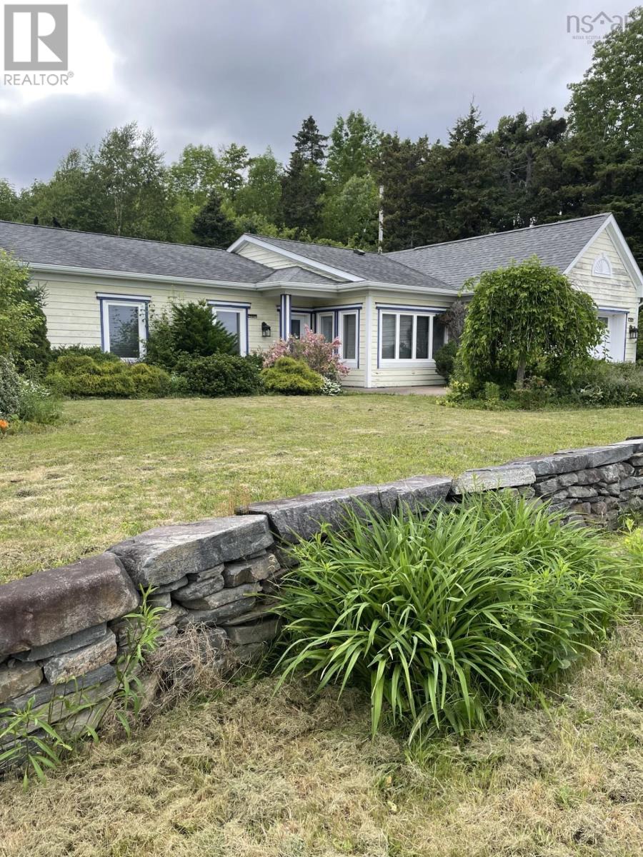 209 Main Street, Guysborough, Nova Scotia  B0H 1N0 - Photo 1 - 202516679