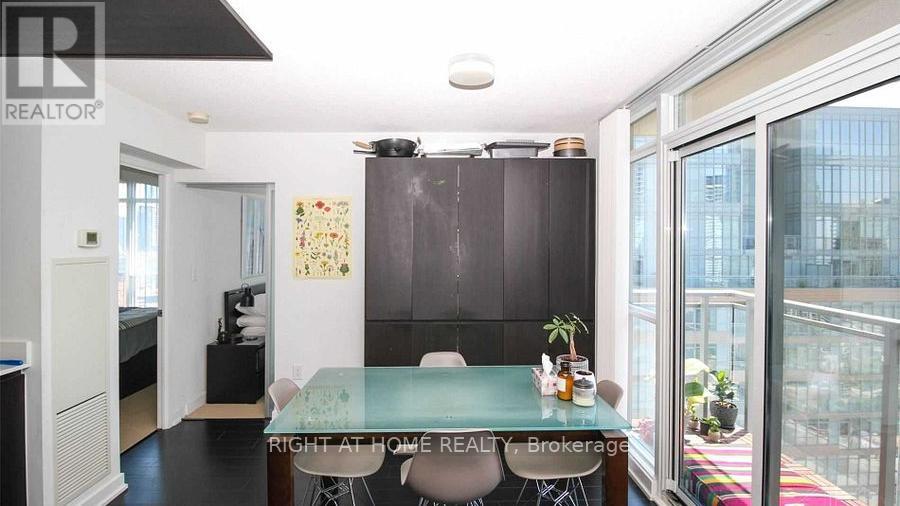2106 - 15 Iceboat Terrace, Toronto, Ontario  M5V 4A5 - Photo 10 - C12315447