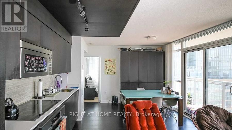 2106 - 15 Iceboat Terrace, Toronto, Ontario  M5V 4A5 - Photo 4 - C12315447