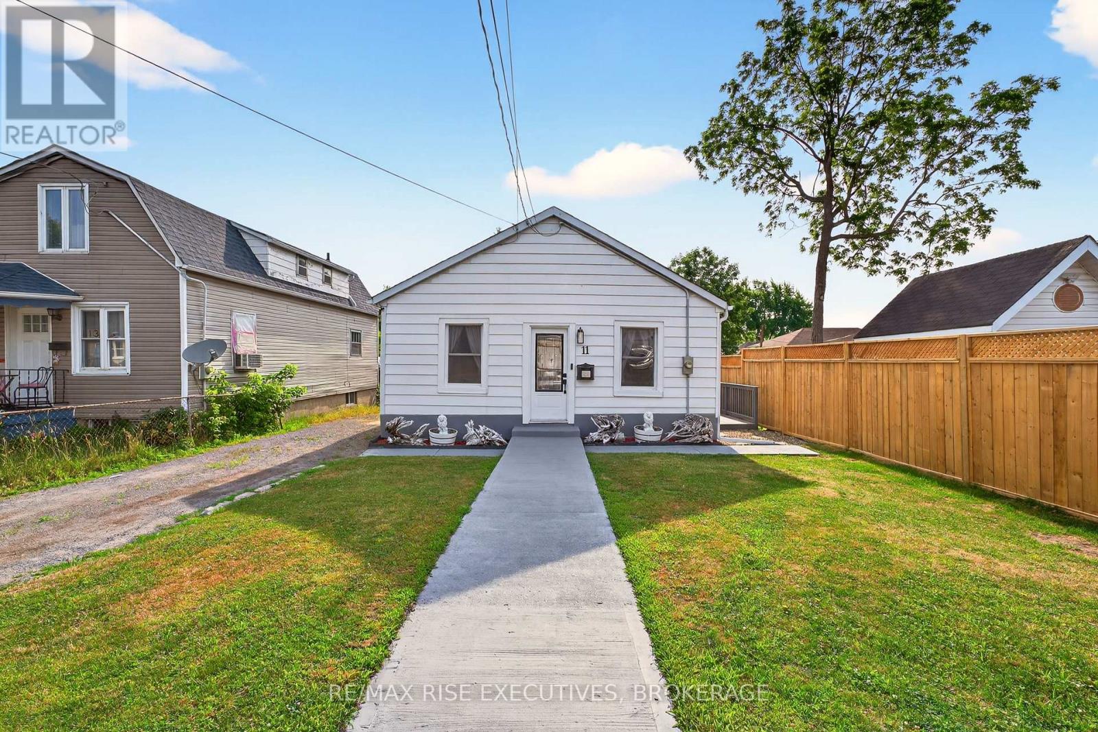 Property at 11 KINGSCOURT AVENUE image 2