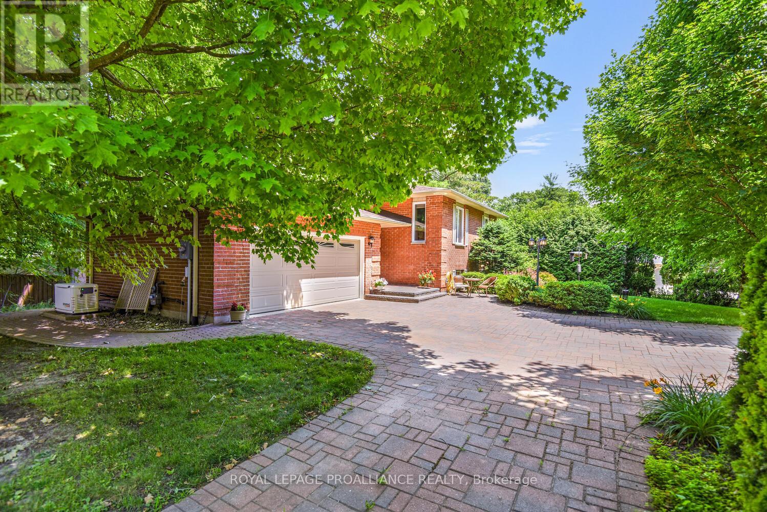 Property at 403 YOLE CRESCENT image 3