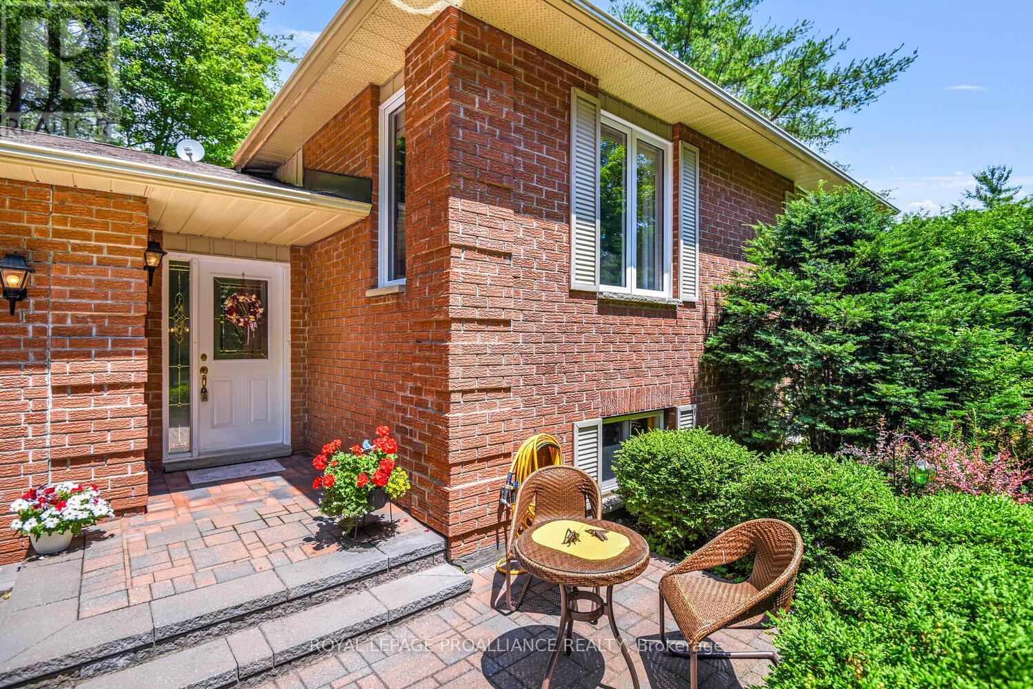 Property at 403 YOLE CRESCENT image 4