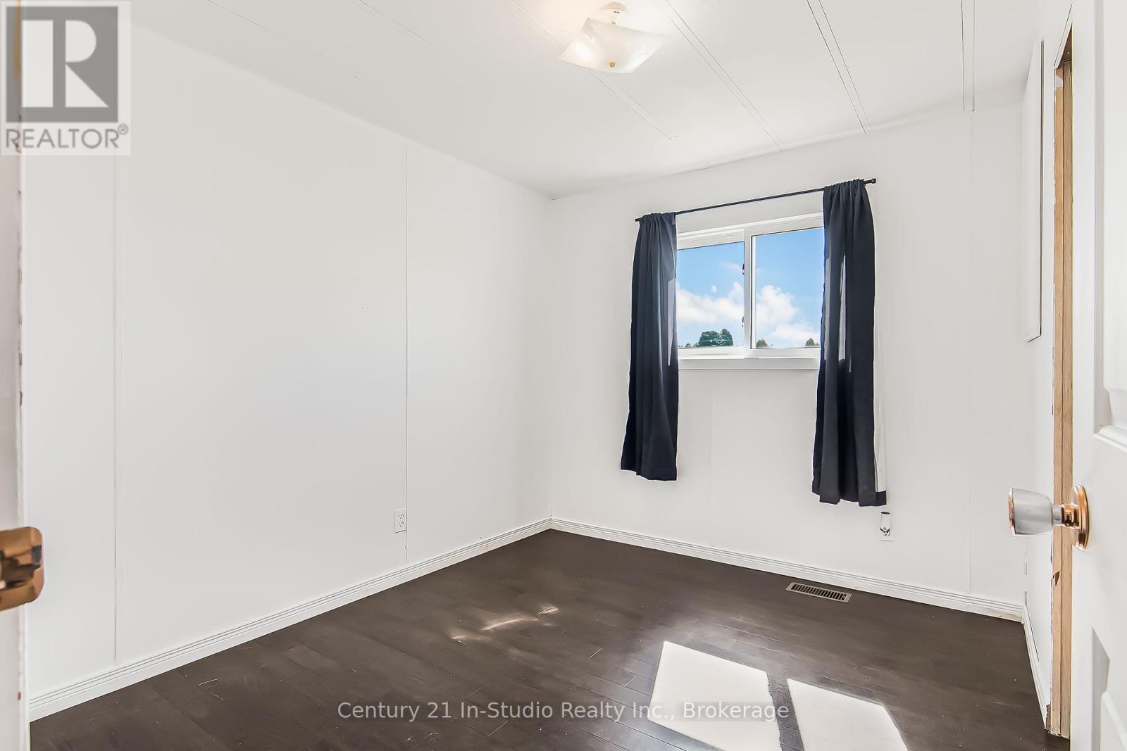 200 Grace Street E, Georgian Bluffs, Ontario  N0H 2N0 - Photo 26 - X12315804