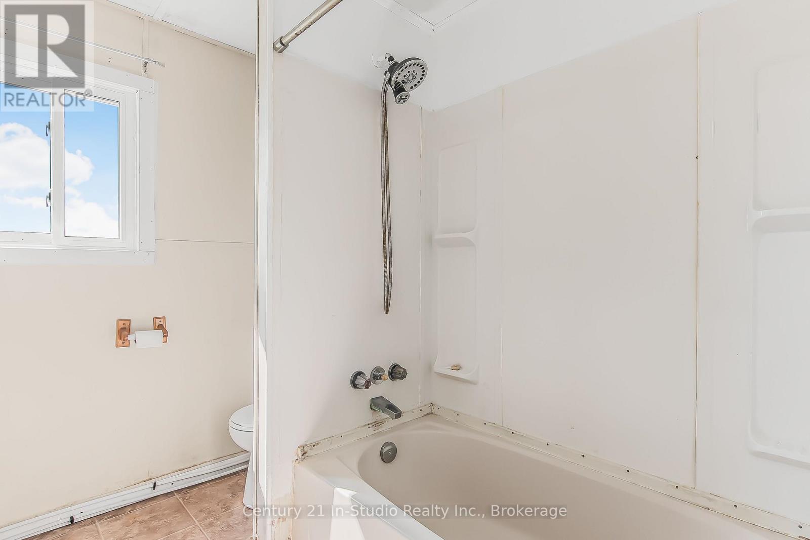 200 Grace Street E, Georgian Bluffs, Ontario  N0H 2N0 - Photo 28 - X12315804