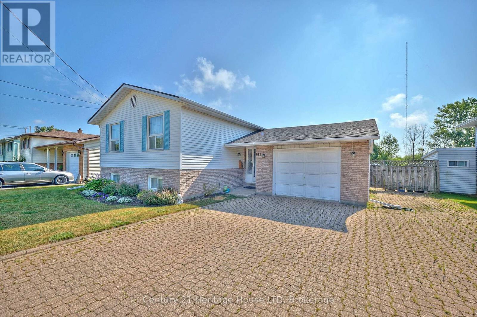 874 Crescent Road, Fort Erie, Ontario  L2A 4R4 - Photo 2 - X12315961